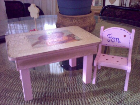 Mesita y silla para muñecas